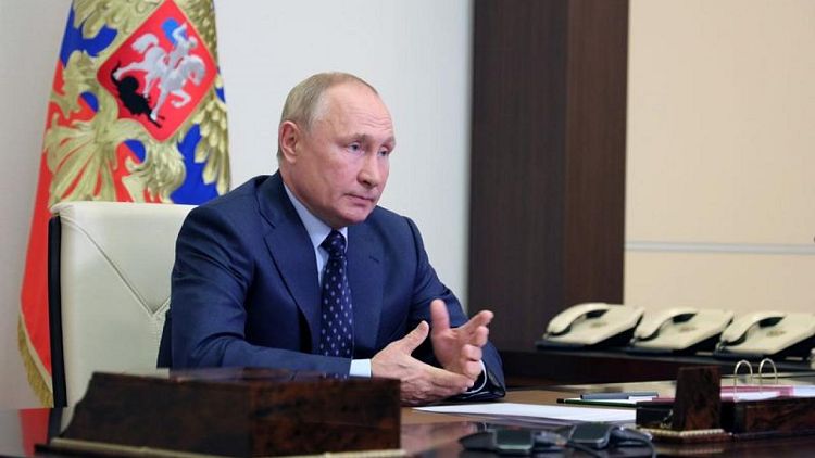 Rusia registrará nueva vacuna COVID para los jóvenes, Putin dice recibió refuerzo con spray nasal