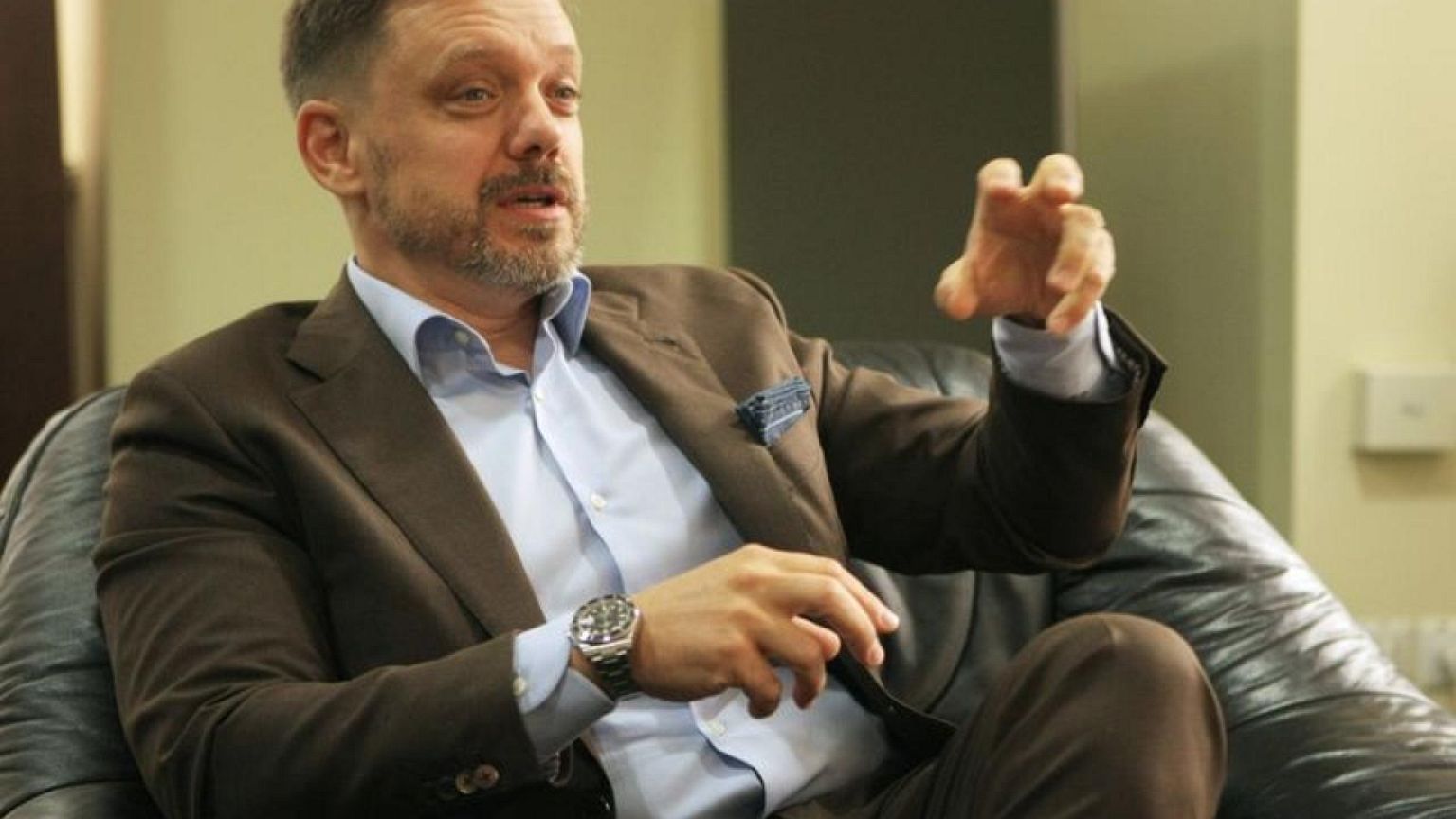 Ukraine court puts bank chief under house arrest after scuffle with journalists