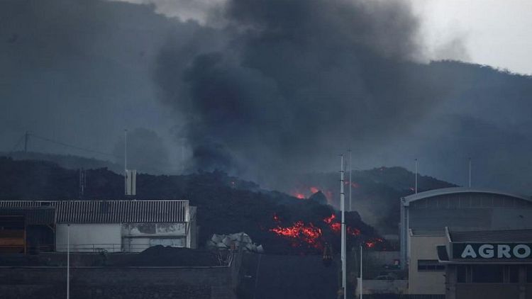 إجلاء المئات في جزيرة لا بالما الإسبانية بعد أن هددت الحمم البركانية مساكنهم