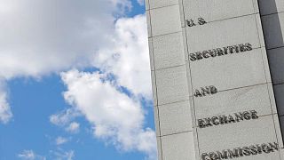 La SEC abre investigación sobre comunicaciones del personal de bancos de Wall Street: fuentes