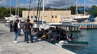 Fermato da GdF iracheno accusato di essere stato lo scafista Fermato da GdF iracheno accusato di essere stato lo scafista