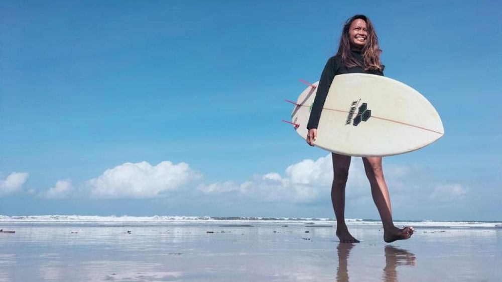 Pemilik Polly Surf School sangat menantikan kepulangan turis asing