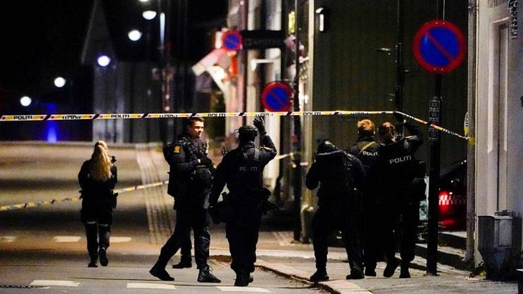 Hombre mata a varias personas en Noruega en ataques con arco y flecha, dice la policía