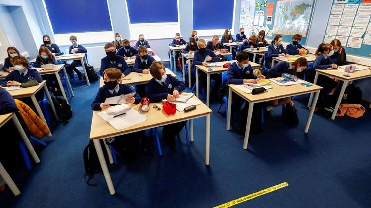 دراسة: العودة إلى المدارس ترفع معدل الإصابة بكوفيد-19 بين أطفال إنجلترا