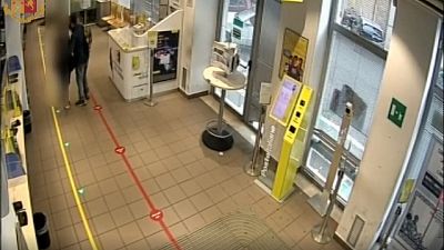Polizia sgomina banda che inviava stranieri alle poste di Milano Polizia sgomina banda che inviava stranieri alle poste di Milano