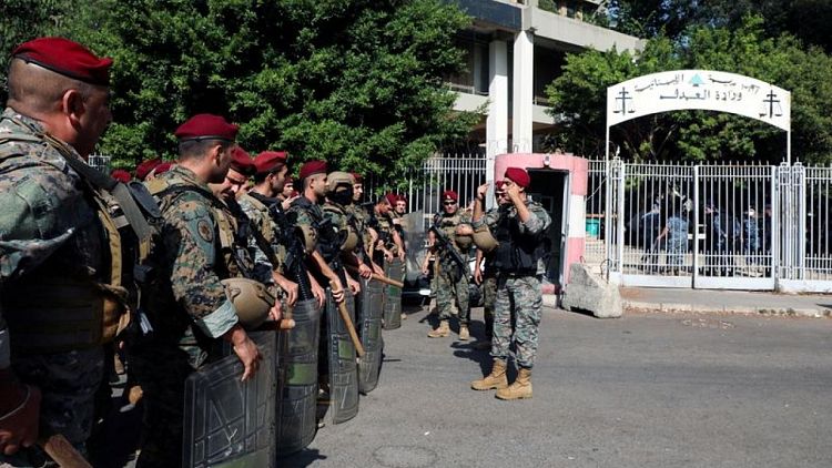 الجيش اللبناني يقول إن محتجين تعرضوا لإطلاق النار أثناء توجههم لموقع احتجاج