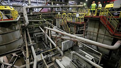 Precios del zinc suben con fuerza por recortes en la producción, cobre gana 2%