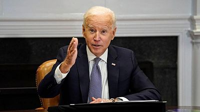 Biden recurre a Target, Walmart para aliviar trabas que amenazan ventas navideñas