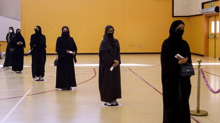 أمير قطر يعين امرأتين في مجلس الشورى بعد اكتساح الرجال الانتخابات