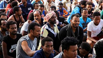 مهاجرون يواجهون ظروفا قاسية في مركز احتجاز ليبي بعد حملة مهاجرون يواجهون ظروفا قاسية في مركز احتجاز ليبي بعد حملة