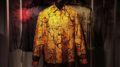قمصان مانديلا الشهيرة للبيع في مزاد