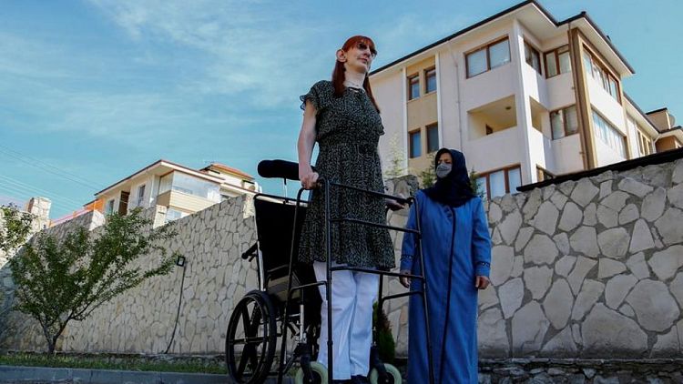 أطول امرأة في العالم تقول لا بأس في التميز