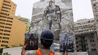 احتجاج بالفن.. برازيلي يبدع جدارية من رماد حرائق غابات الأمازون