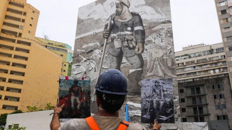 احتجاج بالفن.. برازيلي يبدع جدارية من رماد حرائق غابات الأمازون