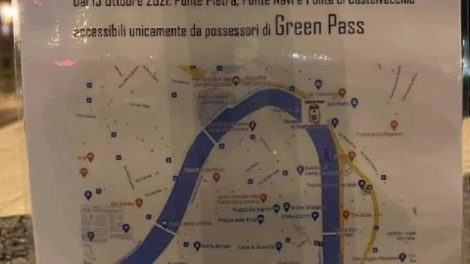 Affissi la notte scorsa; sindaco 'grave azione'