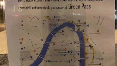Affissi la notte scorsa; sindaco 'grave azione' Affissi la notte scorsa; sindaco 'grave azione'