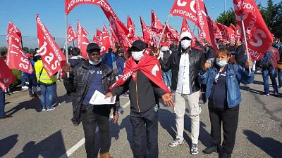 Una trentina di lavoratori fermano mezzi in uscita Una trentina di lavoratori fermano mezzi in uscita
