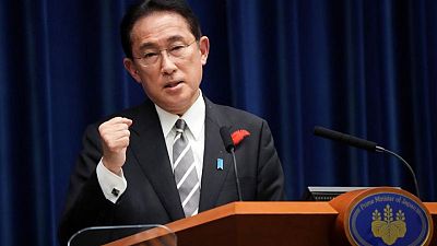 رئيس وزراء اليابان يقول إنه ناقش مع رئيس كوريا الجنوبية النزاعات بين البلدين