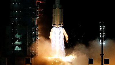 الصين تطلق بعثة مأهولة ثانية لبناء محطة فضاء
