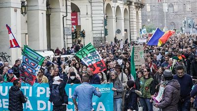 Centinaia in corteo, la lotta non si ferma Centinaia in corteo, la lotta non si ferma