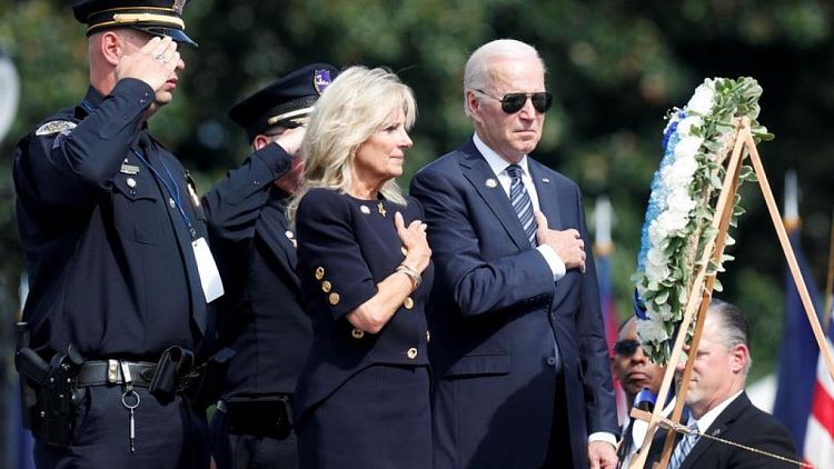 Biden asiste al servicio conmemorativo en honor a los agentes de la ley de EEUU