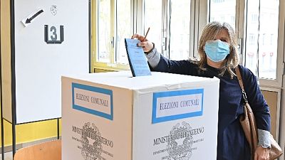 5 milioni elettori coinvolti, si vota fino alle 23 e lunedì 7-15 5 milioni elettori coinvolti, si vota fino alle 23 e lunedì 7-15