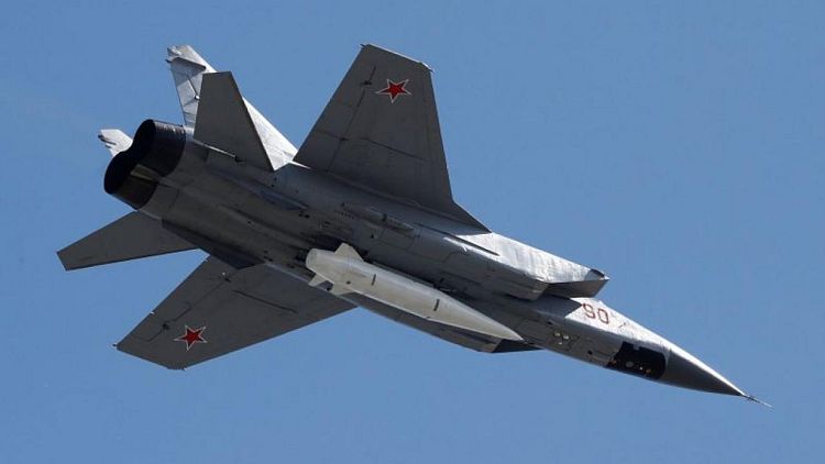 وكالة: روسيا تدفع بمقاتلة لمرافقة طائرة عسكرية أمريكية