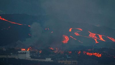 مسؤول: لا نهاية وشيكة لثوران البركان بجزيرة لا بالما الإسبانية