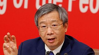 China se enfrenta a desafíos por "mala gestión" de algunas empresas, dice jefe de banco central