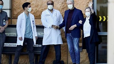 Bill Clinton, expresidente de EEUU, sale del hospital y se dirige a Nueva York