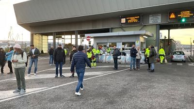 'Per garantire accesso scalo'. Presidio avanza lungo strada 'Per garantire accesso scalo'. Presidio avanza lungo strada