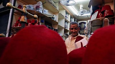 واحد من آخر صناع الطرابيش في مصر يفخر بحرفته رغم تراجع الإقبال