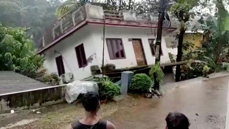 Al menos 20 personas mueren por inundaciones en sur de India, autoridades descargan represas
