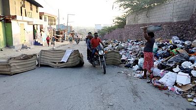 Haitianos protestan contra los secuestros y FBI dice que ayudará a encontrar misioneros