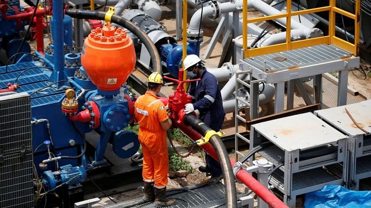 India planea acuerdos conjuntos de refinerías para reducir cuenta de importación de crudo