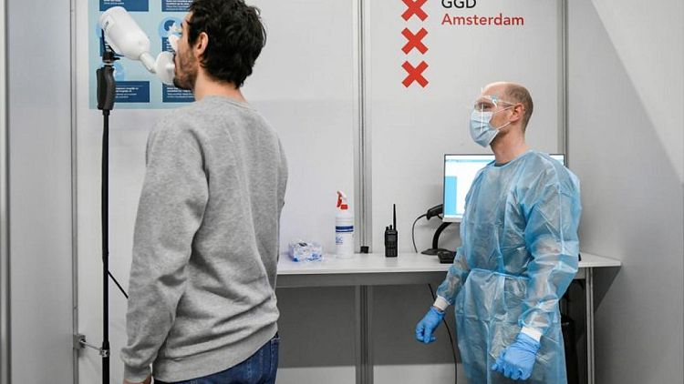 إصابات فيروس كورونا في هولندا تقفز 44‭%‬ وتزايد الضغط على المستشفيات
