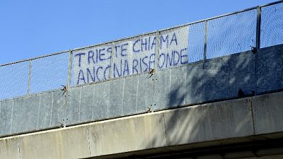 Manifestanti attraversano strada per rallentare traffico Manifestanti attraversano strada per rallentare traffico