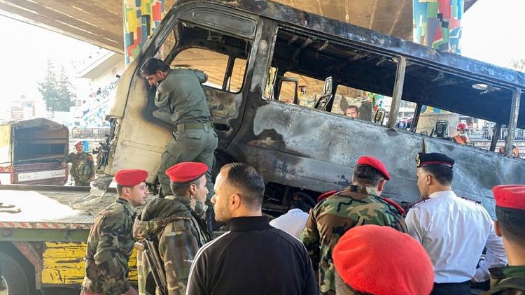 Trece muertos y tres heridos en la explosión de un autobús del ejército en Damasco -televisión estatal