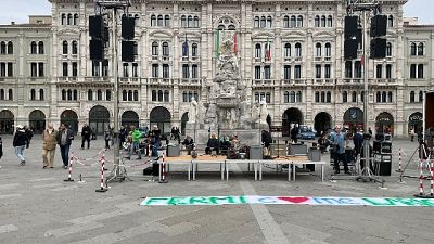 Un centinaio ha bivaccato stanotte, ieri palco non autorizzato Un centinaio ha bivaccato stanotte, ieri palco non autorizzato