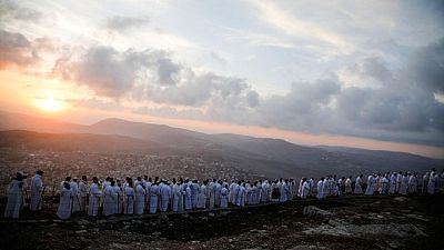 أبناء الطائفة السامرية يصعدون جبل جرزيم بالضفة الغربية احتفالا بعيد العرش