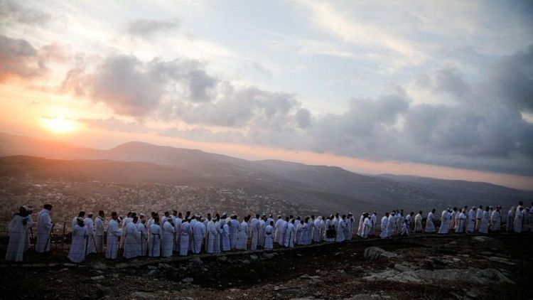 أبناء الطائفة السامرية يصعدون جبل جرزيم بالضفة الغربية احتفالا بعيد العرش