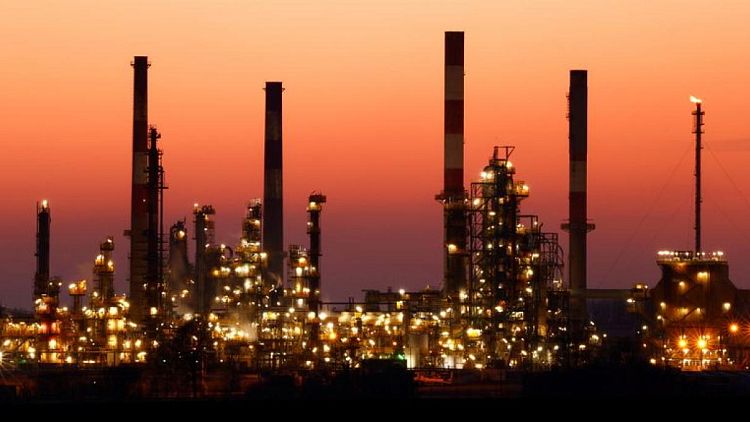 Las refinerías de petróleo elevan la producción con la recuperación de los márgenes