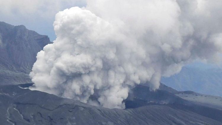 Volcán japonés expulsa columnas de cenizas, se advierte a personas que se alejen