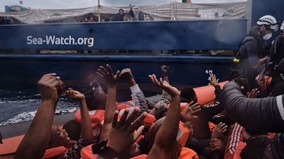 Nave ong a pochi km da Sicilia con 406 persone a bordo Nave ong a pochi km da Sicilia con 406 persone a bordo
