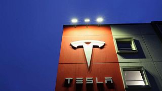 Wall St abre a la baja tras resultados de Tesla e IBM