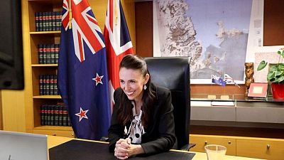 رئيسة وزراء نيوزيلندا تواصل مؤتمرا صحفيا مباشرا برغم وقوع زلزال