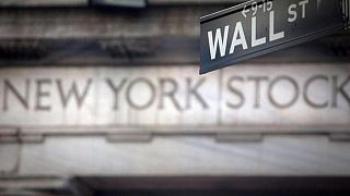 Wall Street retrocede ante nerviosismo por la Fed y Ucrania