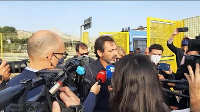 "Non facciamo politica, salviamo persone" "Non facciamo politica, salviamo persone"