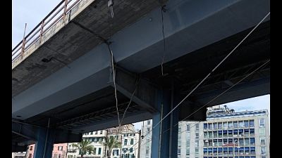 Probabilmente per il vento. Una quarantina le auto danneggiate Probabilmente per il vento. Una quarantina le auto danneggiate