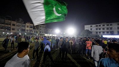 بالألعاب النارية والأعلام..باكستان تحتفل بأول فوز بكأس العالم للكريكت على الهند